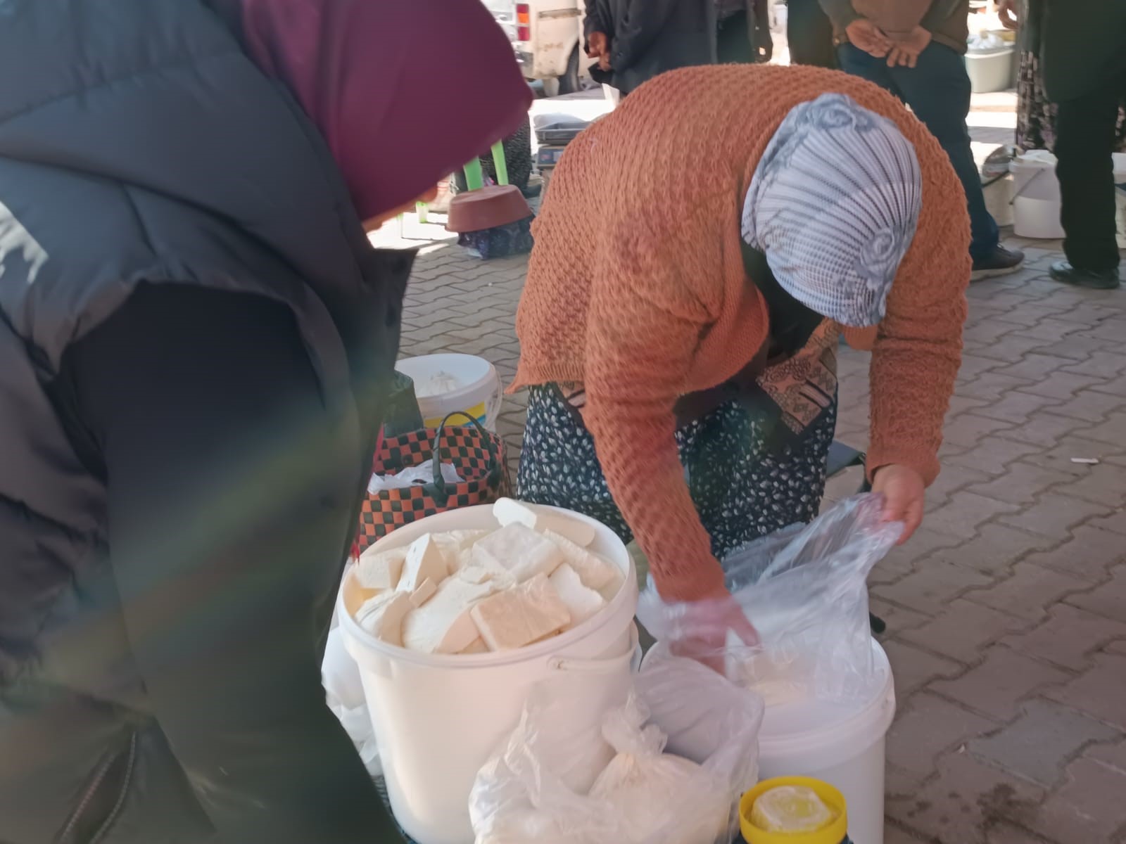 Semt Pazarında Satılan Yöresel Ürünlere Yoğun Talep