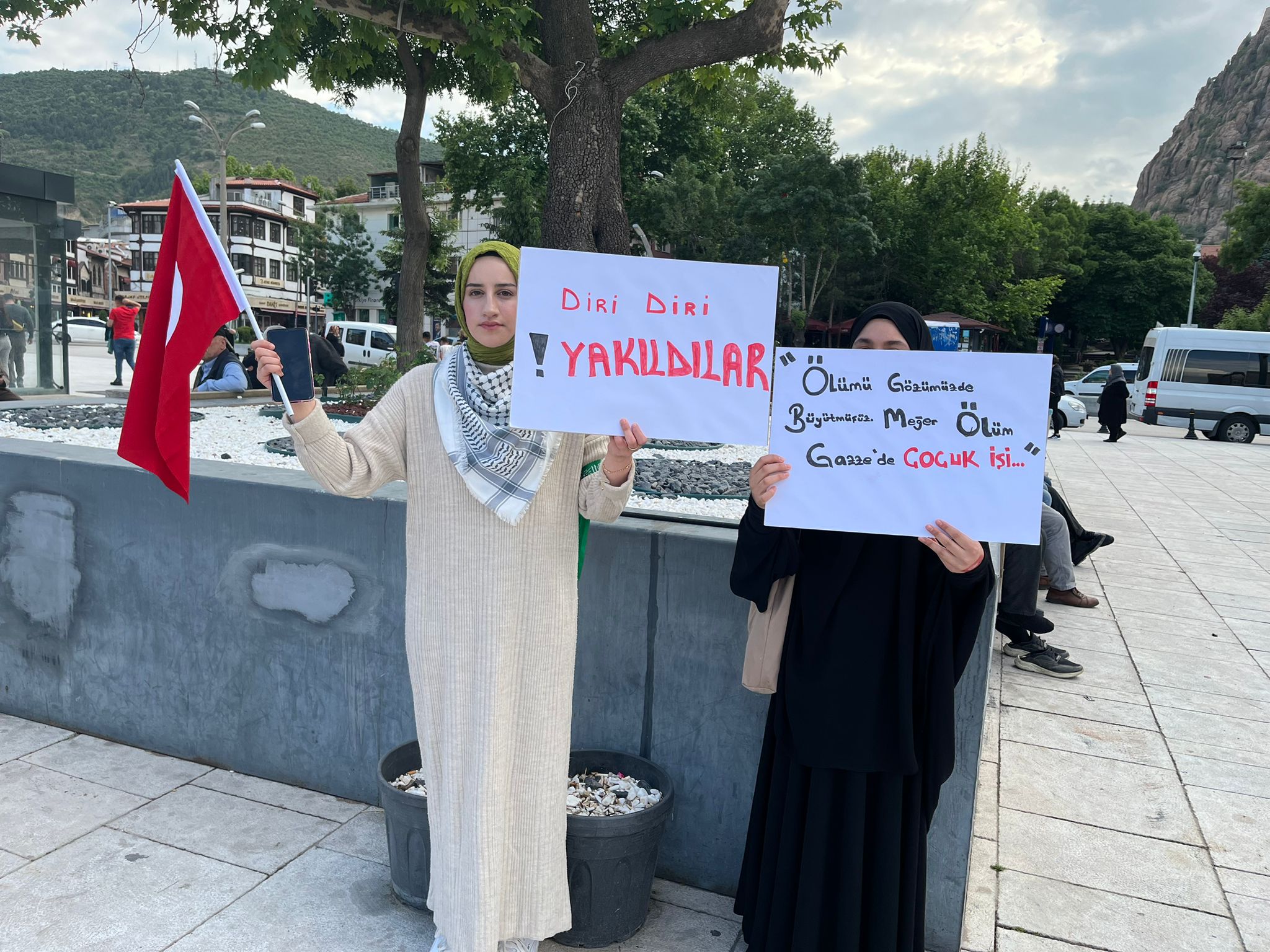 Gazze İçin Sessiz Yürüyüş İki Öğrenci Oturma Eylemi Yaptı