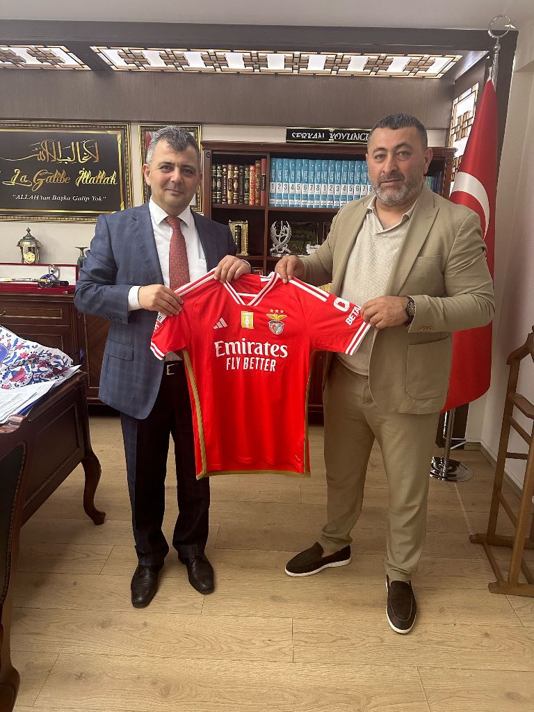 MİLLİ FUTBOLCU KÖKÇÜ'NÜN BABASI BAŞKAN KOYUNCU'YU ZİYARET ETTİ