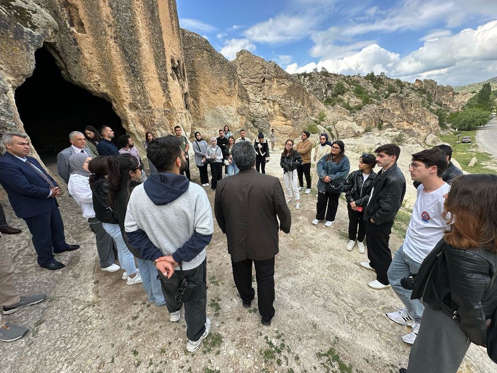 UŞAK ÜNİVERSİTESİ ÖĞRENCİLERİ AFYONKARAHİSAR'I ZİYARET ETTİ