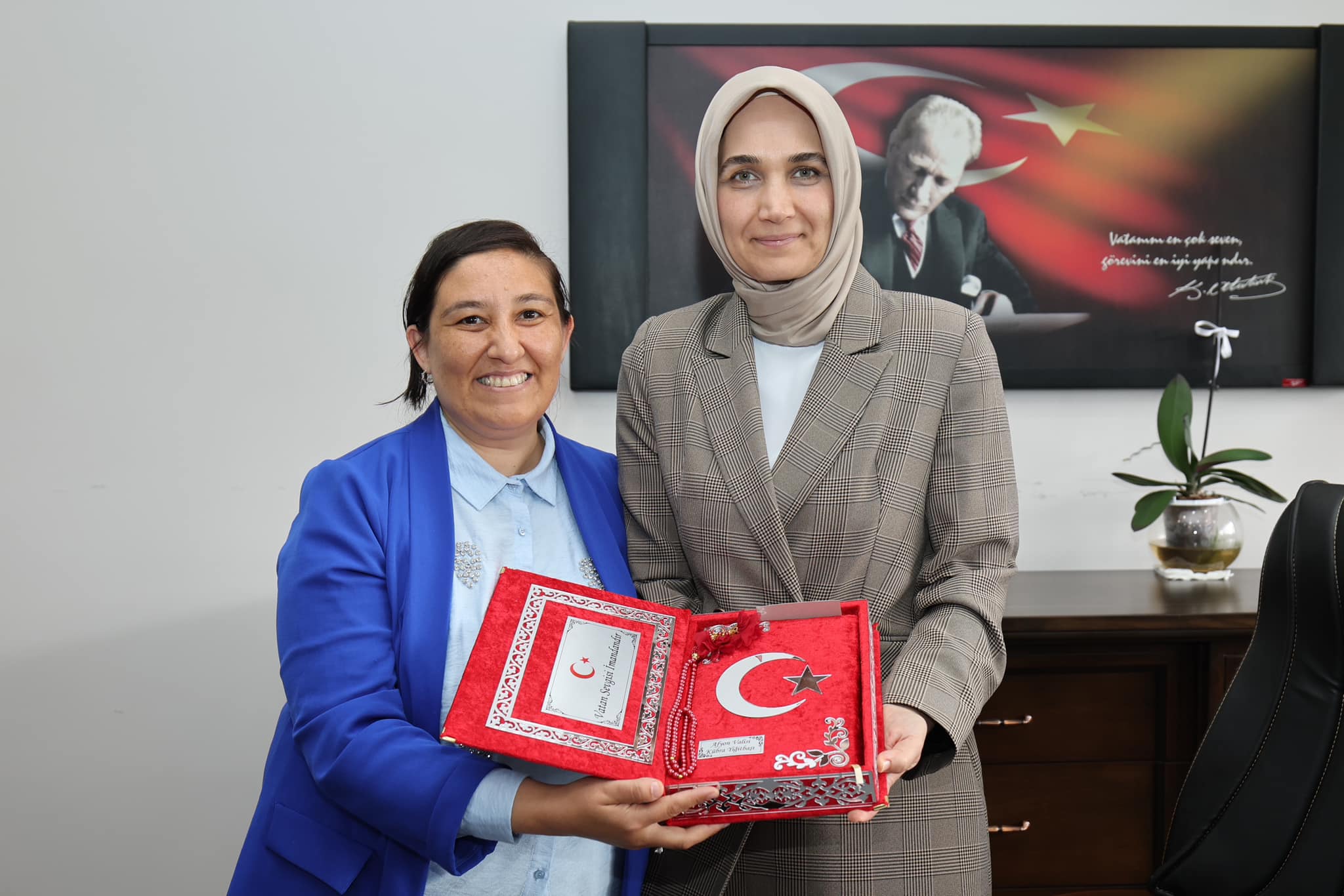 HALK GÜNÜNDE VALİ YİĞİTBAŞI’NA ANLAMLI HEDİYE