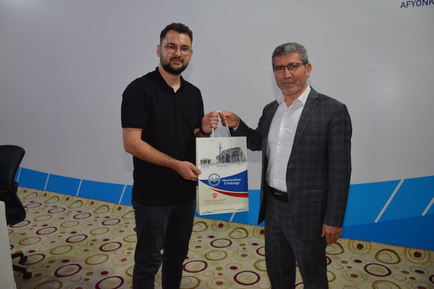 Genç Gönüller Çocuk Gönüllerle Buluşuyor Projesi Gönüllülerine Çam Sakızı Çoban Armağanı Hediye