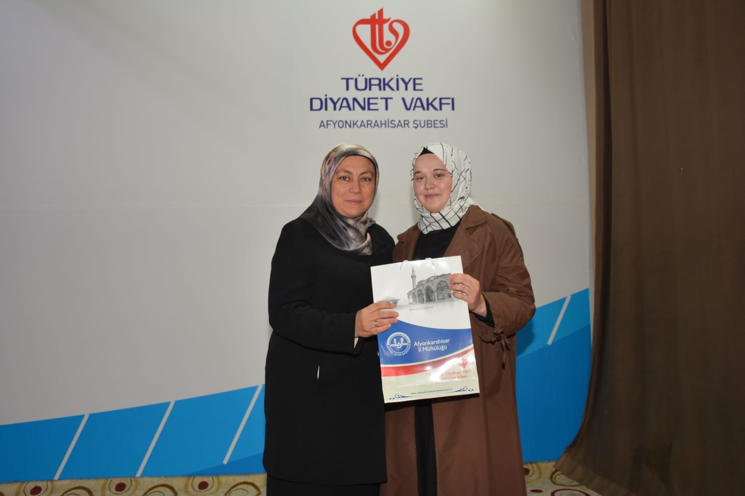 Genç Gönüller Çocuk Gönüllerle Buluşuyor Projesi Gönüllülerine Çam Sakızı Çoban Armağanı Hediye