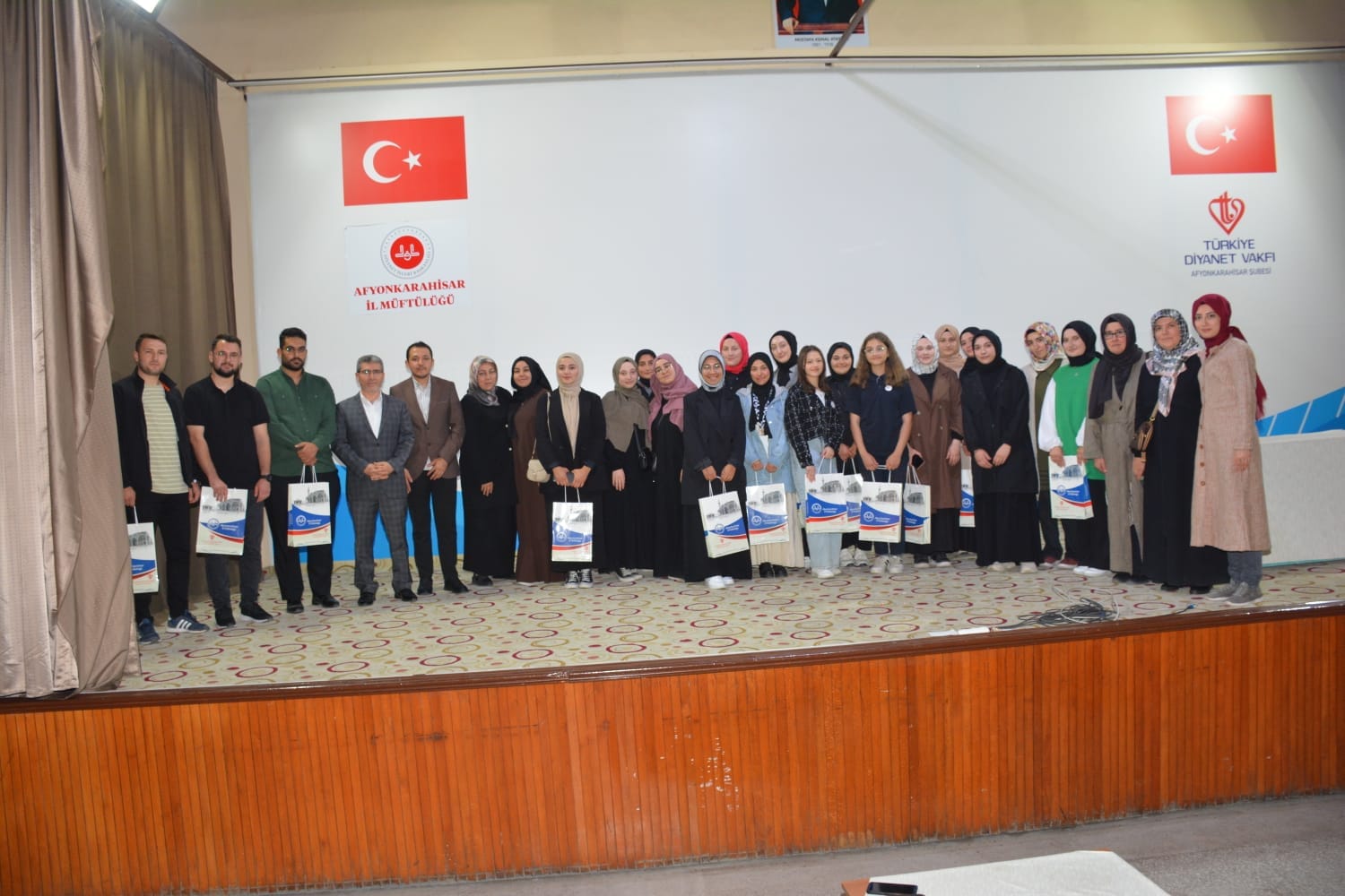 Genç Gönüller Çocuk Gönüllerle Buluşuyor Projesi Gönüllülerine Çam Sakızı Çoban Armağanı Hediye