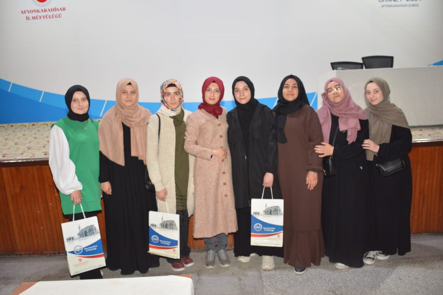 Genç Gönüller Çocuk Gönüllerle Buluşuyor Projesi Gönüllülerine Çam Sakızı Çoban Armağanı Hediye