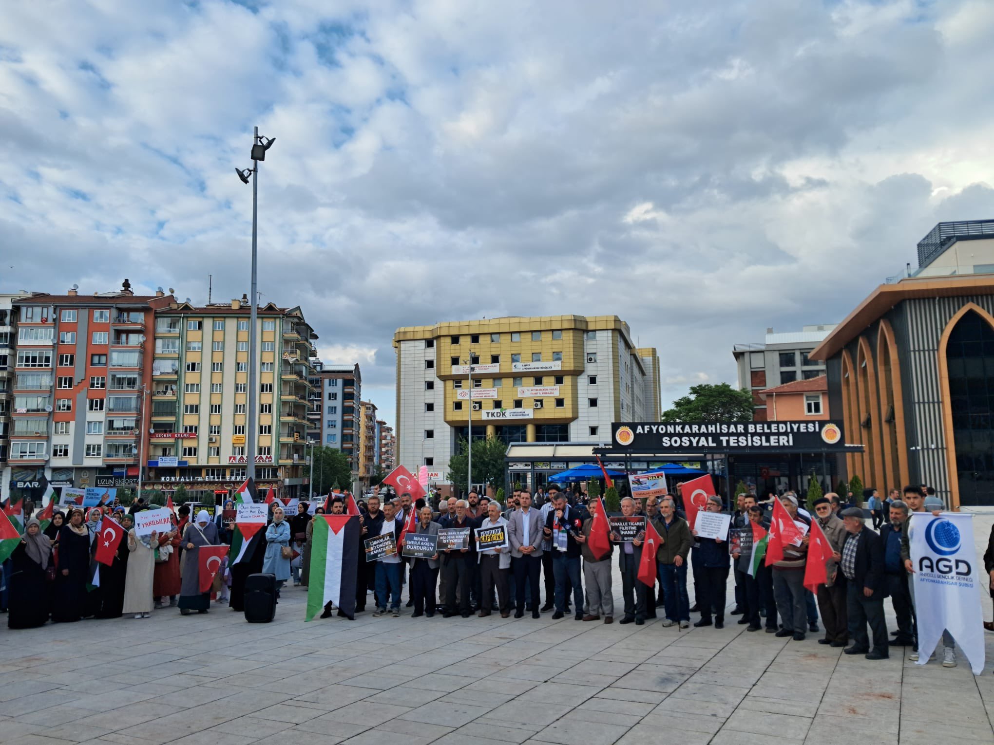 Genç Siyasi İsim Karataş Refah'taki Saldırılara Sessiz Kalmadı