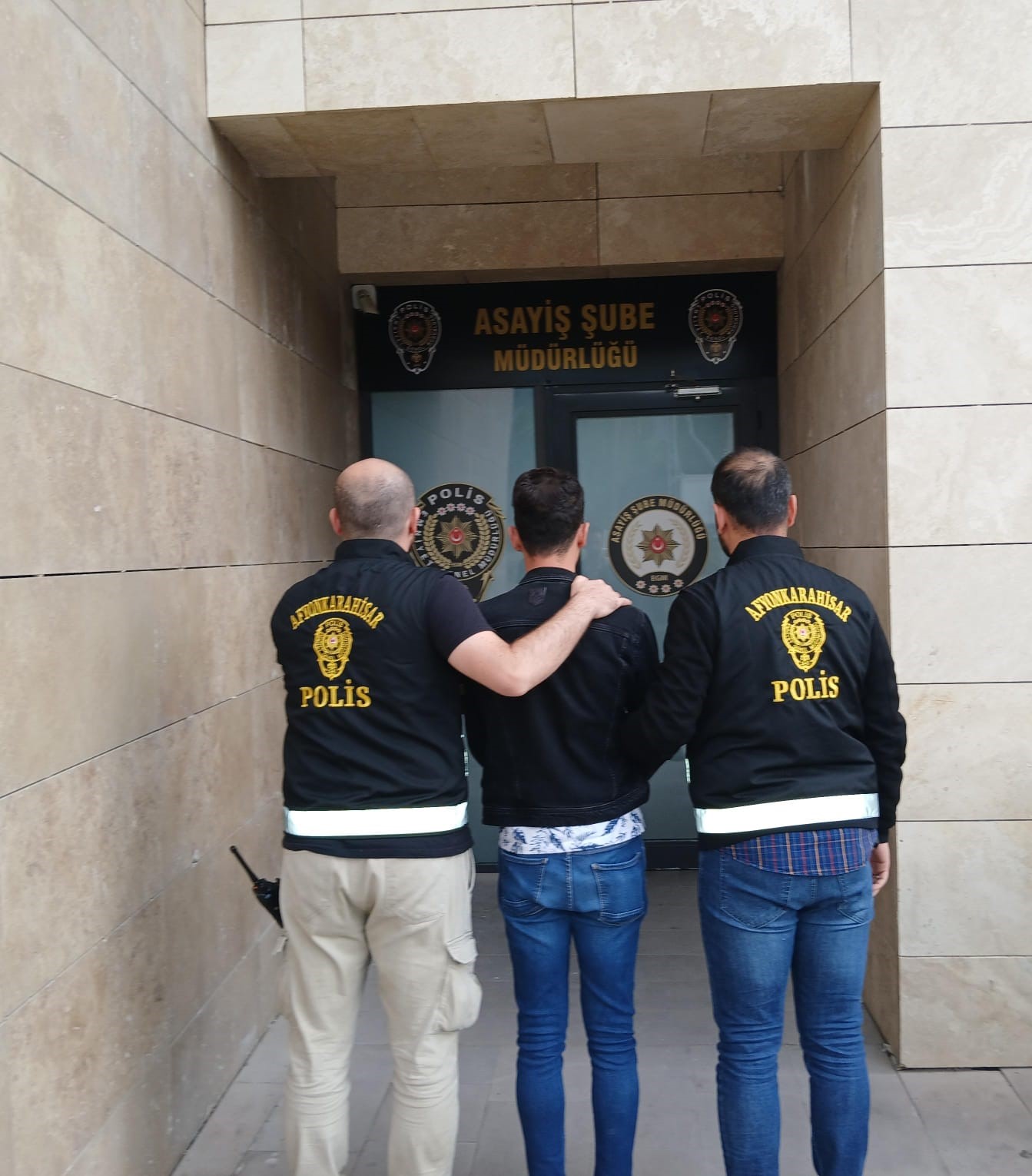 Aranan Şahıslar Afyon'da Yakalandı: Gözaltına Alınan 2 Şahıs Tutuklanarak Cezaevine Gönderildi