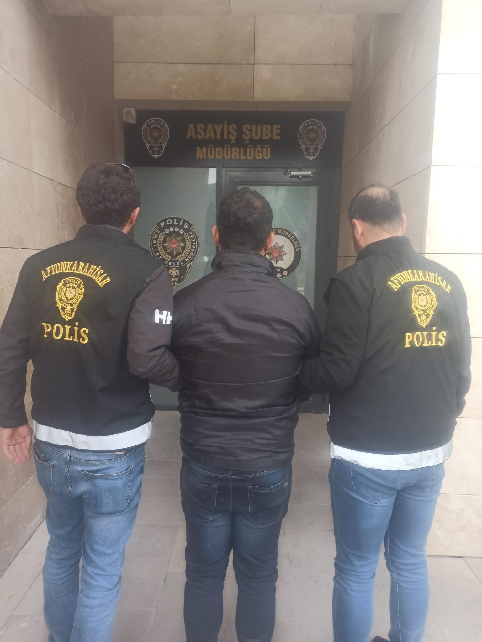 Aranan Şahıslar Afyon'da Yakalandı: Gözaltına Alınan 2 Şahıs Tutuklanarak Cezaevine Gönderildi
