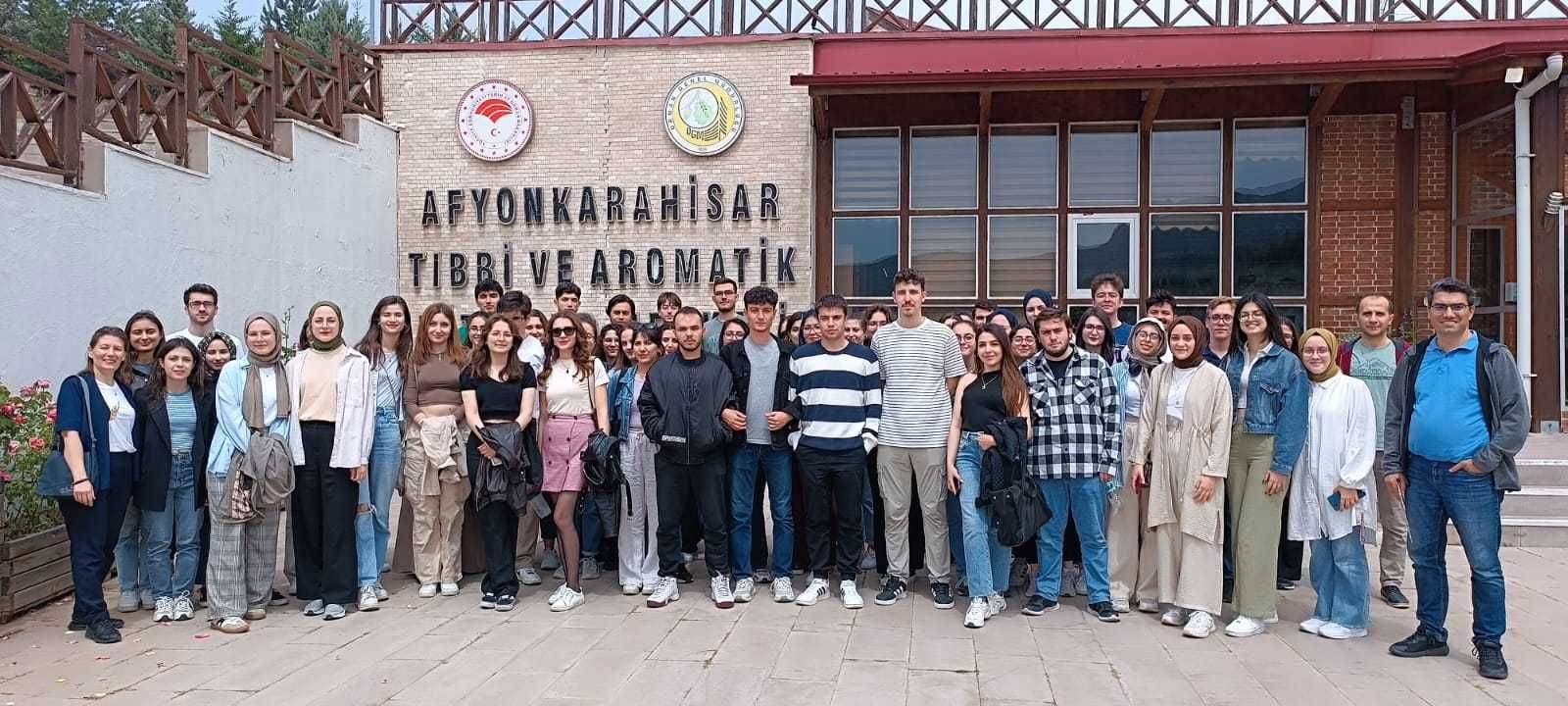 AFSÜ Eczacılık Öğrencilerinden Tıbbi Ve Aromatik Bitkiler Merkezine Teknik Gezi