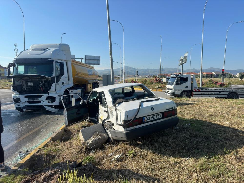 Kırmızı Işık İhlali Yapan Çekici Otomobile Çarptı: Kazada 3 kişi yaralandı