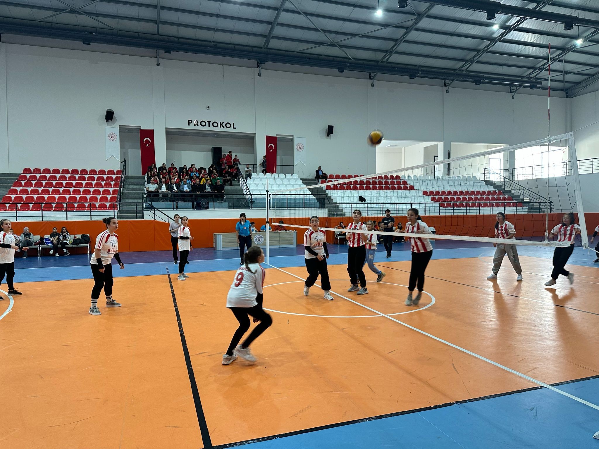 Genç Sporcular Müdür Kasapoğlu ile Bir Araya Geldi