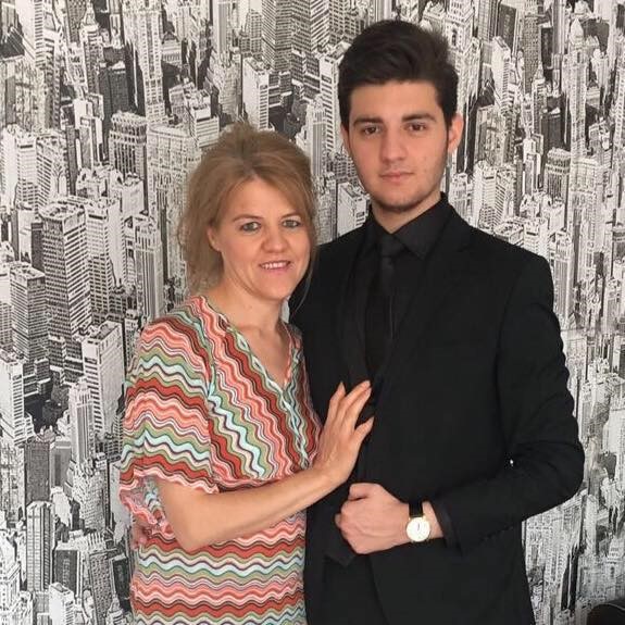 Evlat Dehşeti! Anne Ve Babasını Katledip İntihara Kalkıştı!