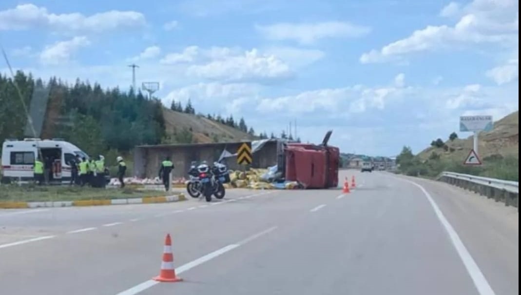 Afyon'da Kontrolden Çıkan TIR Devrildi
