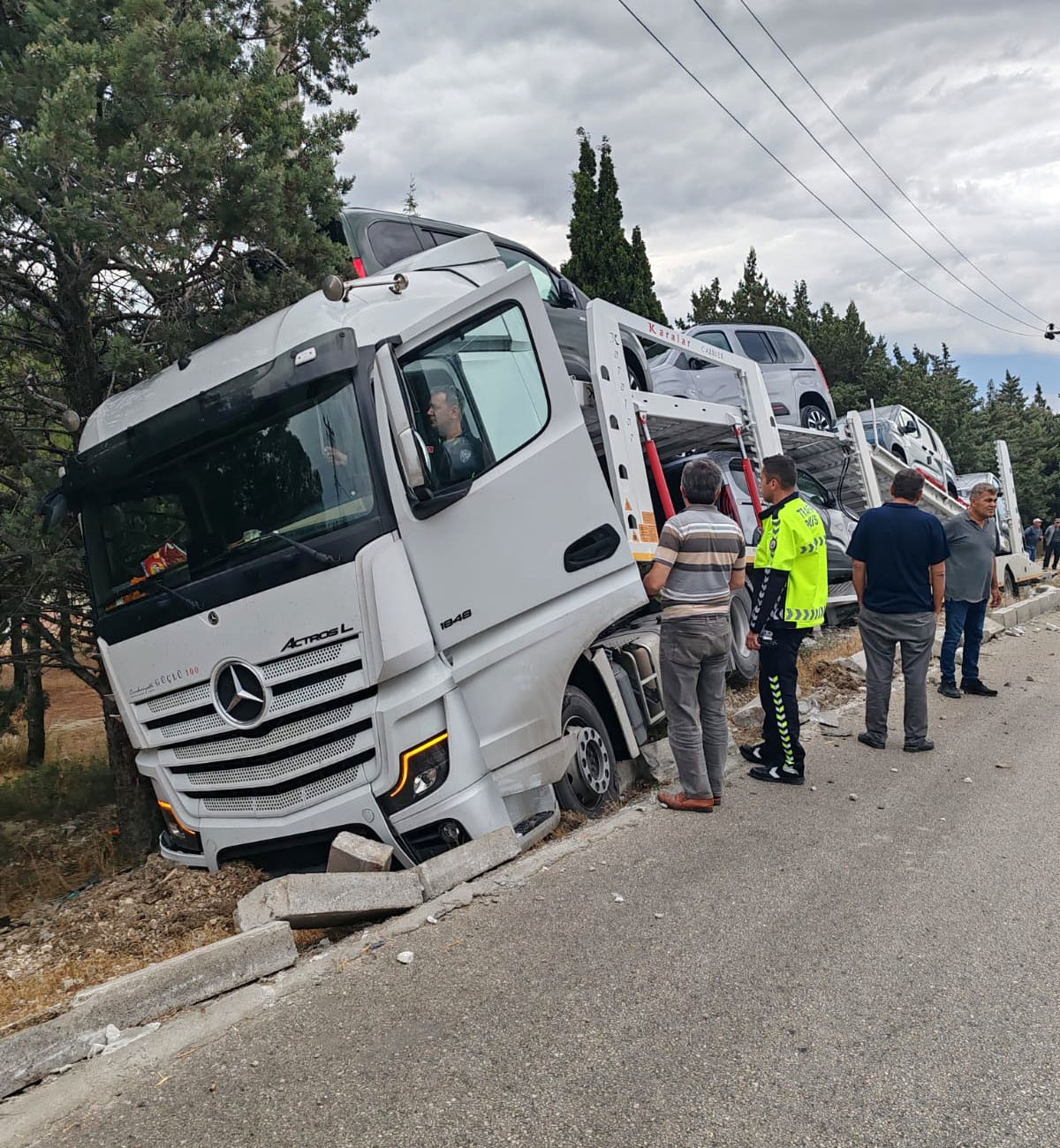Araba Yüklü Tır Şarampole Saplandı!
