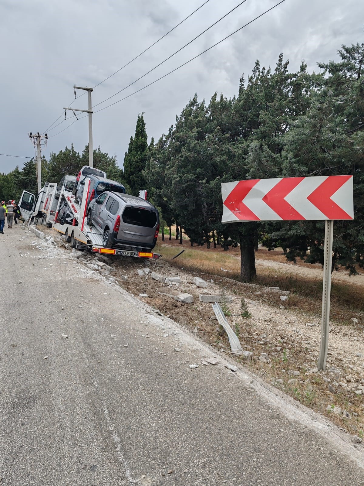 Araba Yüklü Tır Şarampole Saplandı!