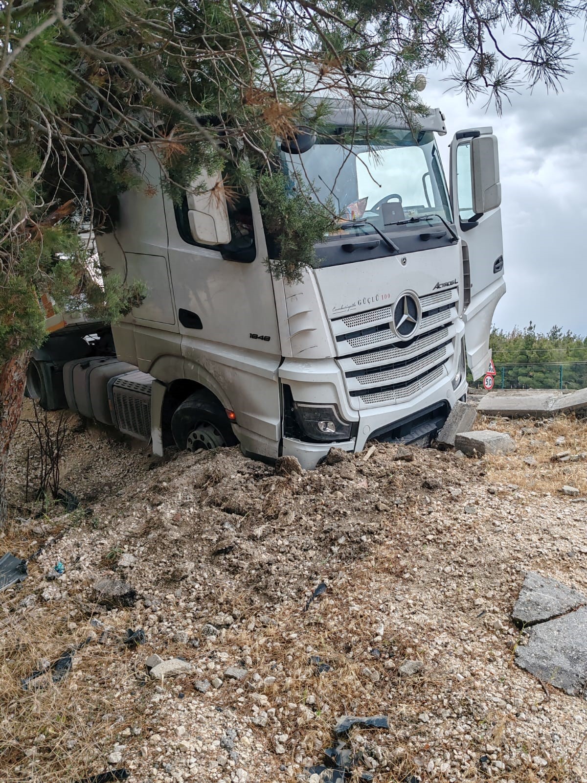 Araba Yüklü Tır Şarampole Saplandı!