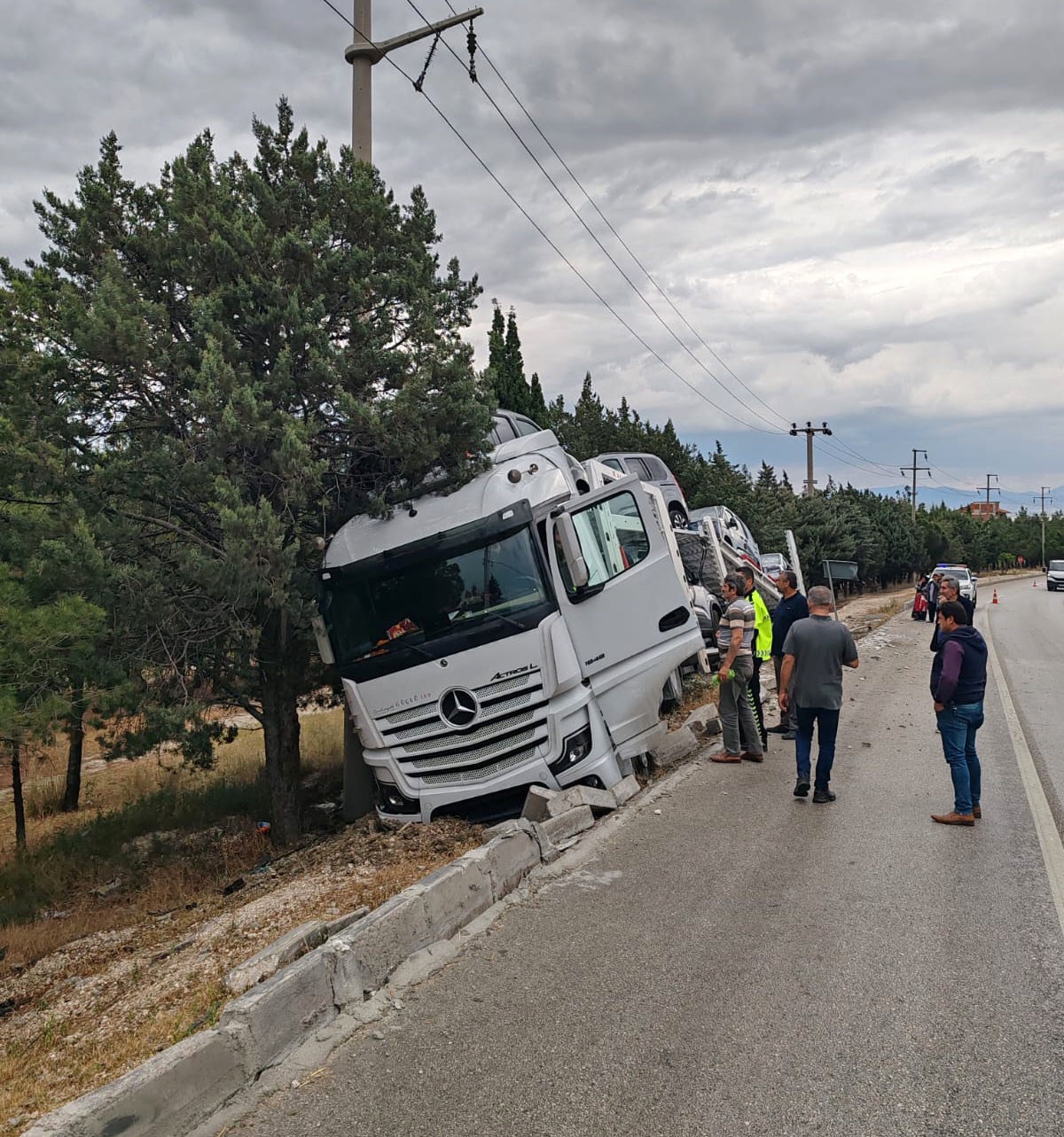 Araba Yüklü Tır Şarampole Saplandı!