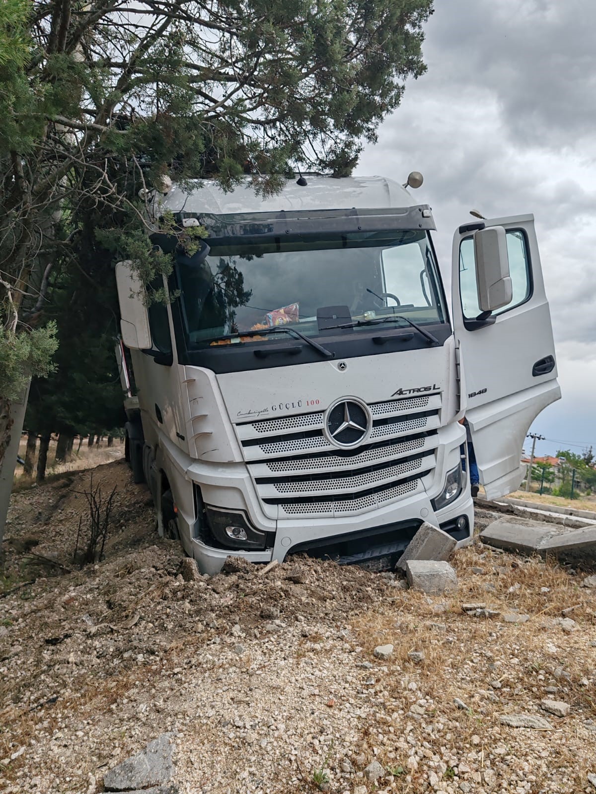Araba Yüklü Tır Şarampole Saplandı!