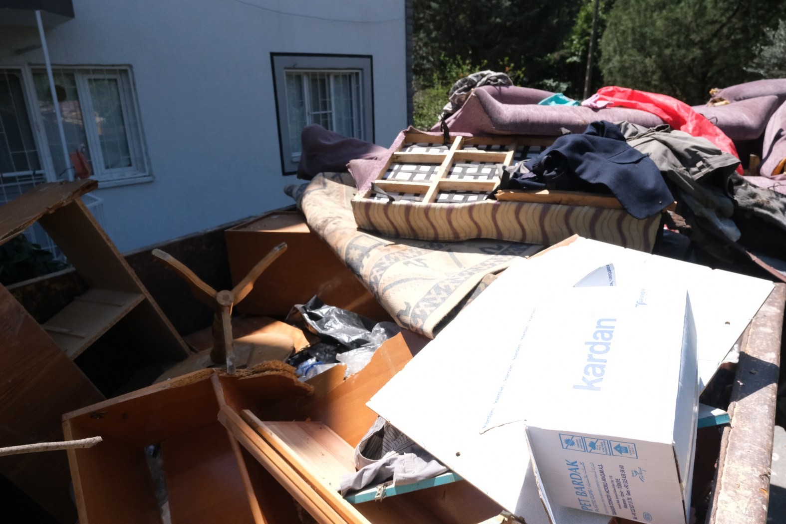 Yaşlı Adamın Evinden 1 Kamyon Çöp Çıktı: Ekipler yaklaşık 3 saat süren zorlu çalışmanın sonunda 1 kamyon çöpü çıkardı
