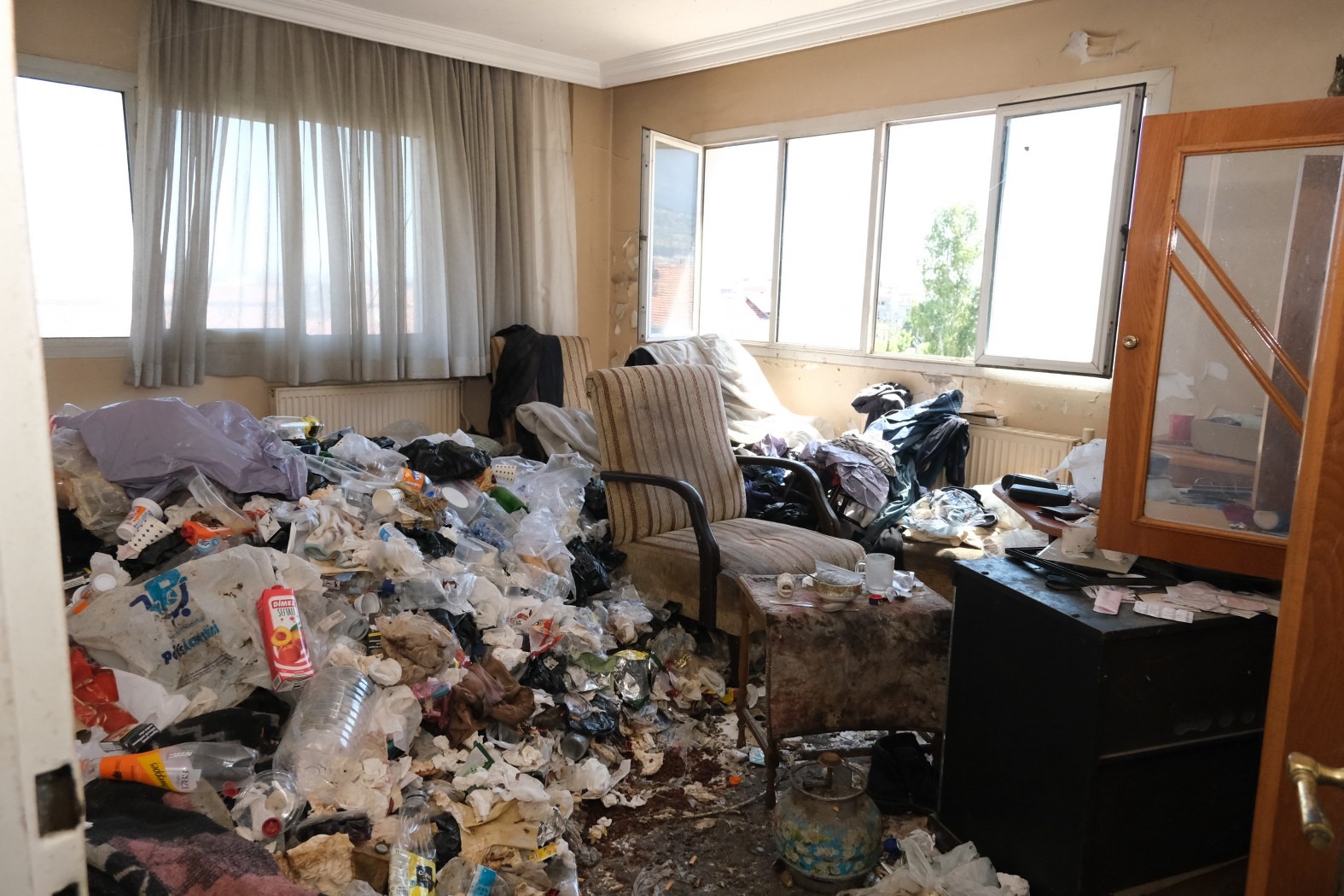 Yaşlı Adamın Evinden 1 Kamyon Çöp Çıktı: Ekipler yaklaşık 3 saat süren zorlu çalışmanın sonunda 1 kamyon çöpü çıkardı