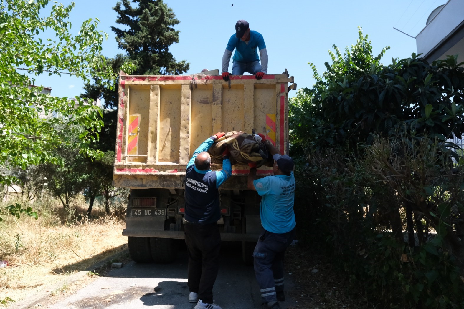 Yaşlı Adamın Evinden 1 Kamyon Çöp Çıktı: Ekipler yaklaşık 3 saat süren zorlu çalışmanın sonunda 1 kamyon çöpü çıkardı