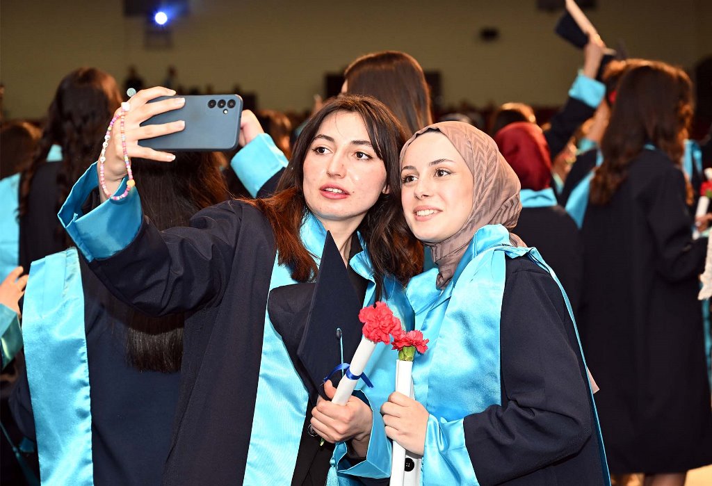 AKÜ 2024 YILI MEZUNİYET TÖRENLERİ EĞİTİM FAKÜLTESİ İLE BAŞLADI