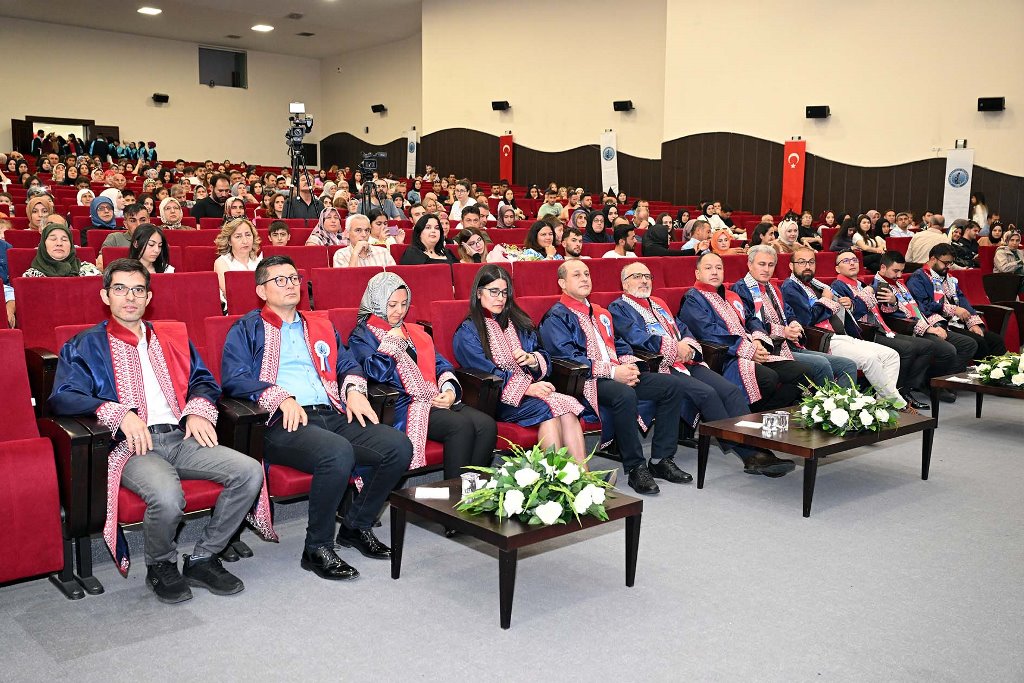 AKÜ 2024 YILI MEZUNİYET TÖRENLERİ EĞİTİM FAKÜLTESİ İLE BAŞLADI