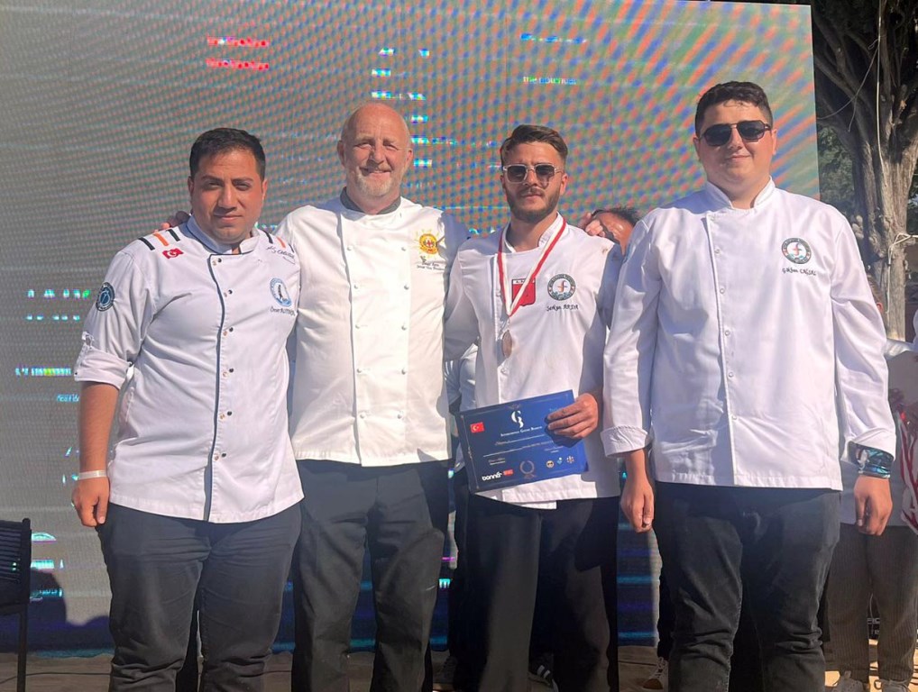 GASTRONOMİ VE MUTFAK SANATLARI BÖLÜMÜ ÖĞRENCİLERİNDEN 2 MADALYA