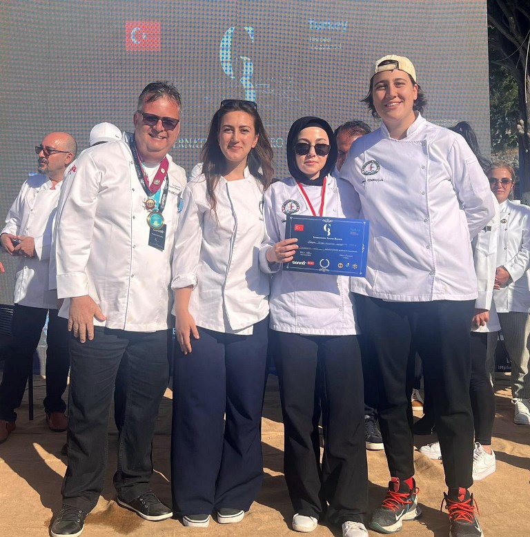 GASTRONOMİ VE MUTFAK SANATLARI BÖLÜMÜ ÖĞRENCİLERİNDEN 2 MADALYA