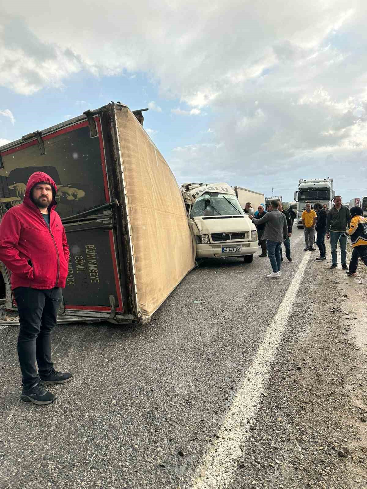 Devrilen Kamyon Minibüsle Çarpıştı!