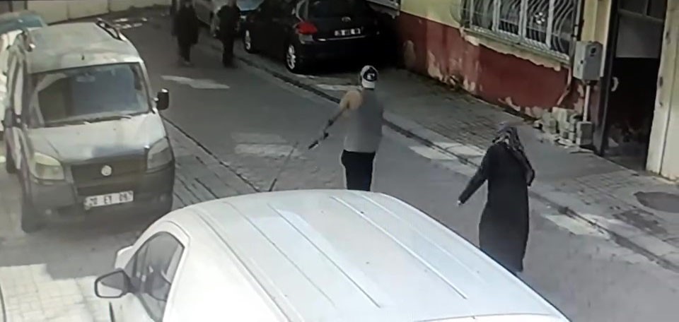 Satırlı Saldırgan Yakalandı! Dayısının kapısına satırla dayandı yoldan geçen 2 kadını darp etti