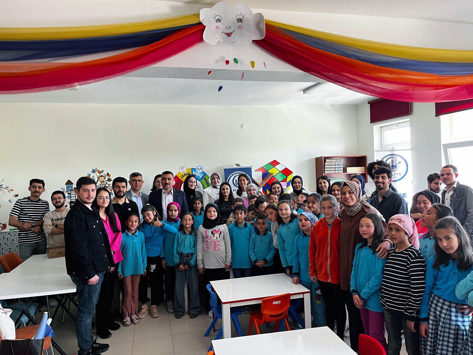 AKÜ Öğrenciler Miniklerin Gönlüne Taht Kurdu