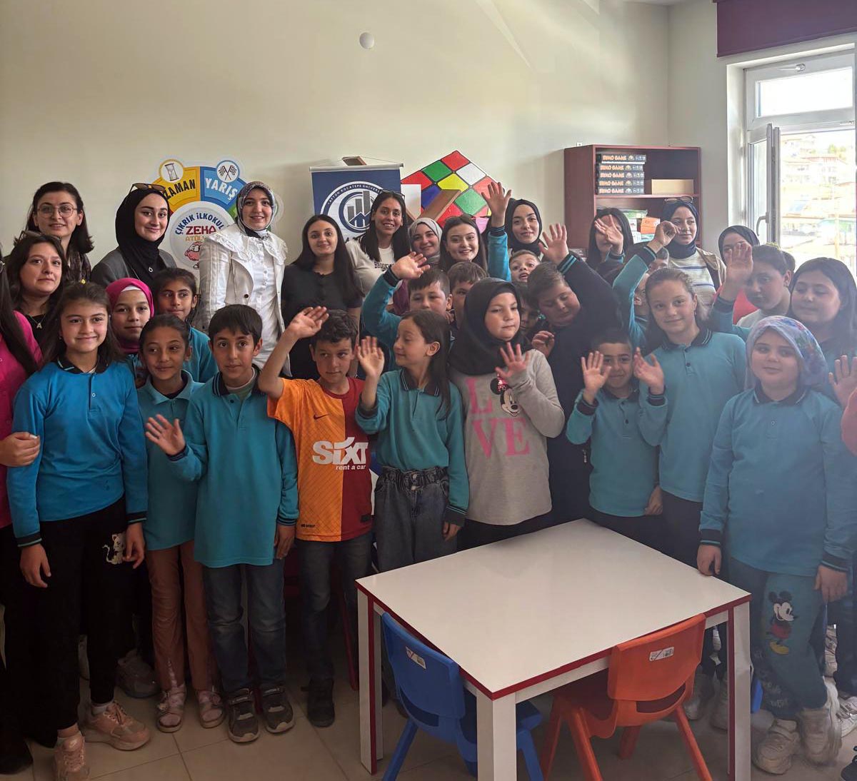 AKÜ Öğrenciler Miniklerin Gönlüne Taht Kurdu