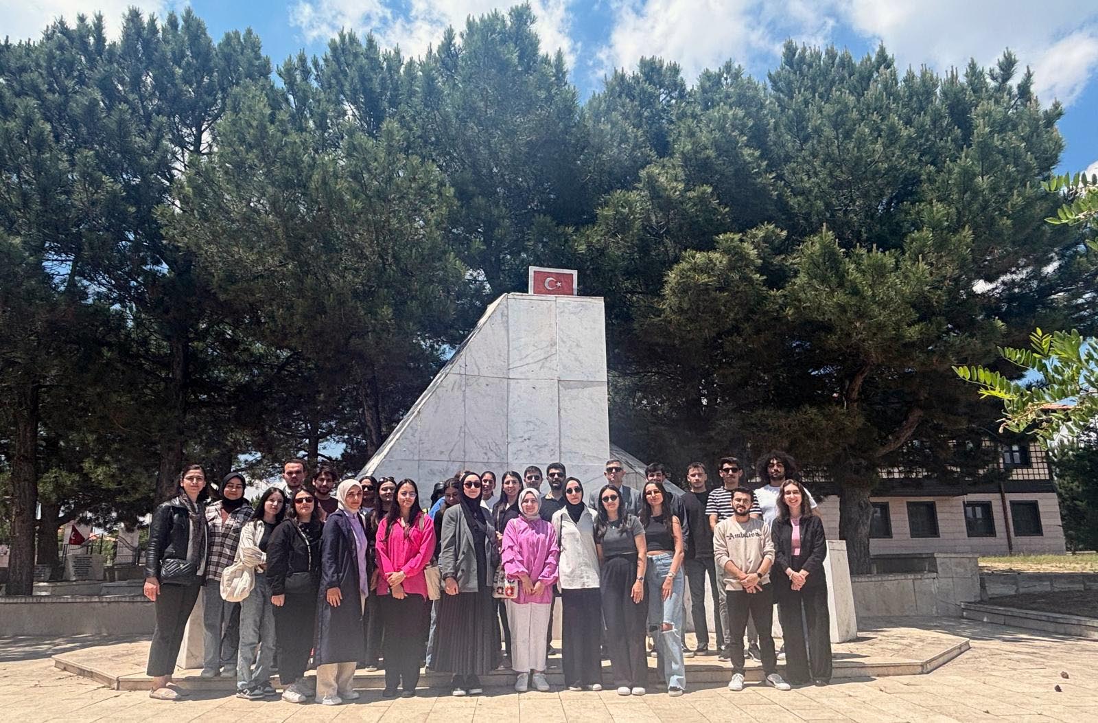 AKÜ Öğrenciler Miniklerin Gönlüne Taht Kurdu
