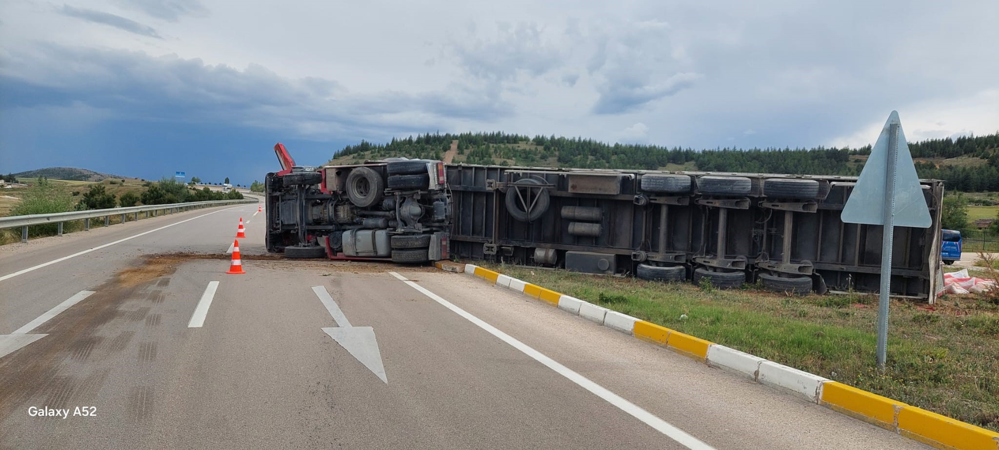Gazlıgöl Mevkiinde Tır Kazası!  Kontrolden çıkan hayvan yemi yüklü tır devrildi