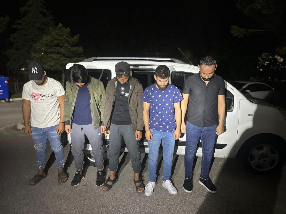 Farklı Kişiye Ait Sürücü Belgesi ile Polisi Kandırmak İstedi: Göçmen Kaçakçılığı suçundan 1 kişi tutuklandı