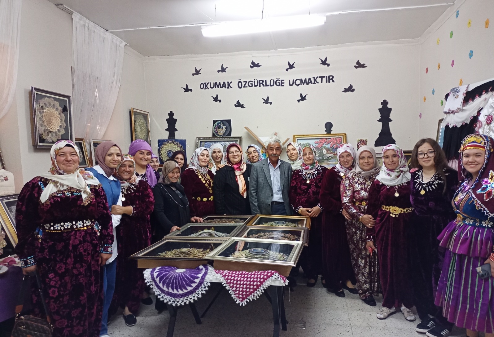 Çay'da "El Sanatları Sergisi" Açıldı! El emeği göz nuru eserler görücüye çıkıyor