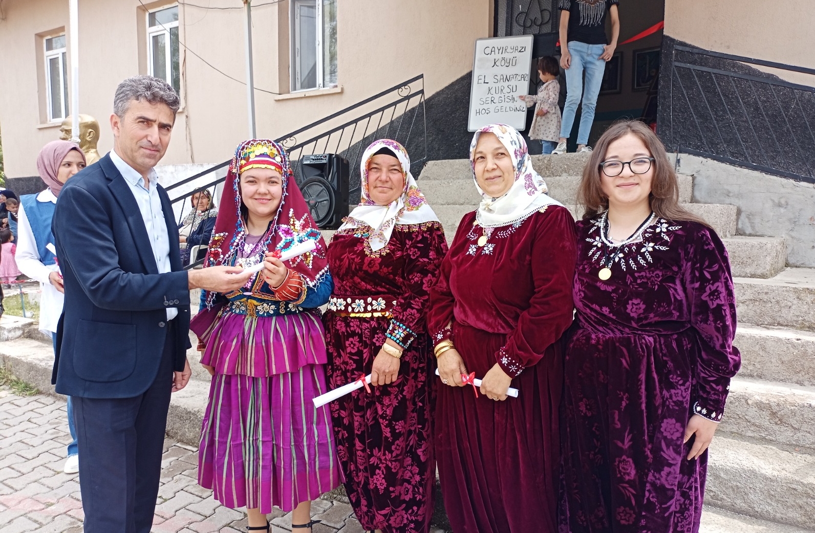 Çay'da "El Sanatları Sergisi" Açıldı! El emeği göz nuru eserler görücüye çıkıyor