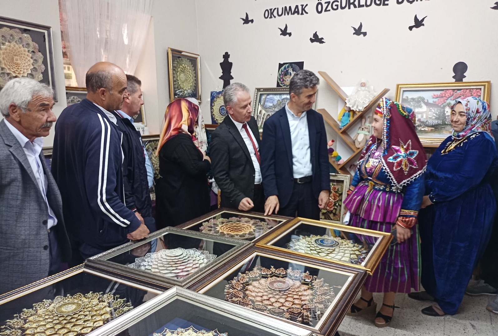 Çay'da "El Sanatları Sergisi" Açıldı! El emeği göz nuru eserler görücüye çıkıyor