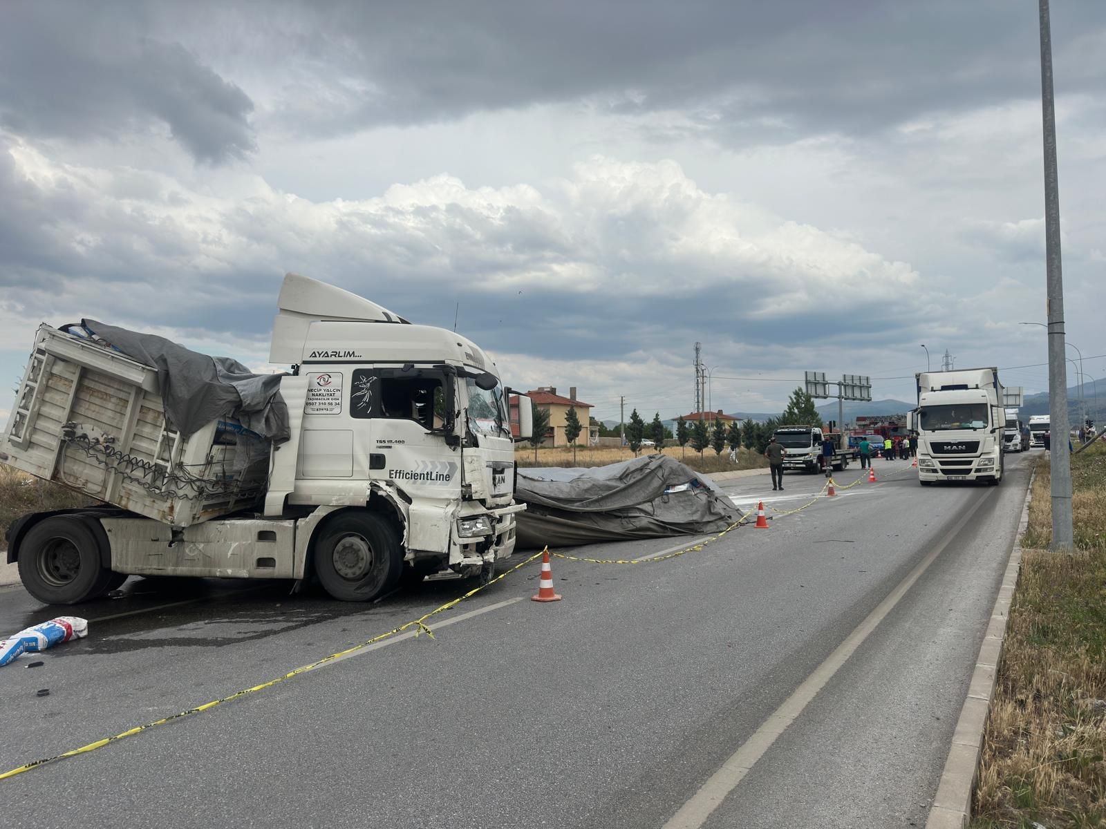 Son Dakika: Ölü Sayısı 3’e Yükseldi: Tır ve kamyonetin çarpışması sonucu 1 kişi daha hayatını kaybetti