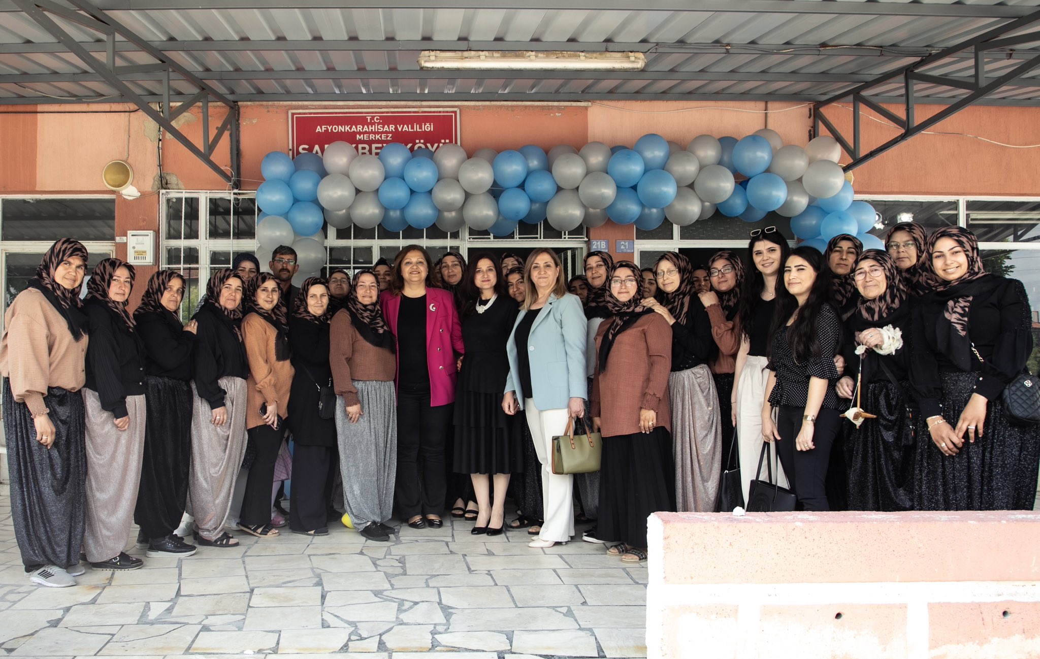 Topuklu Efe Hamarat Kadınlara Güveniyor