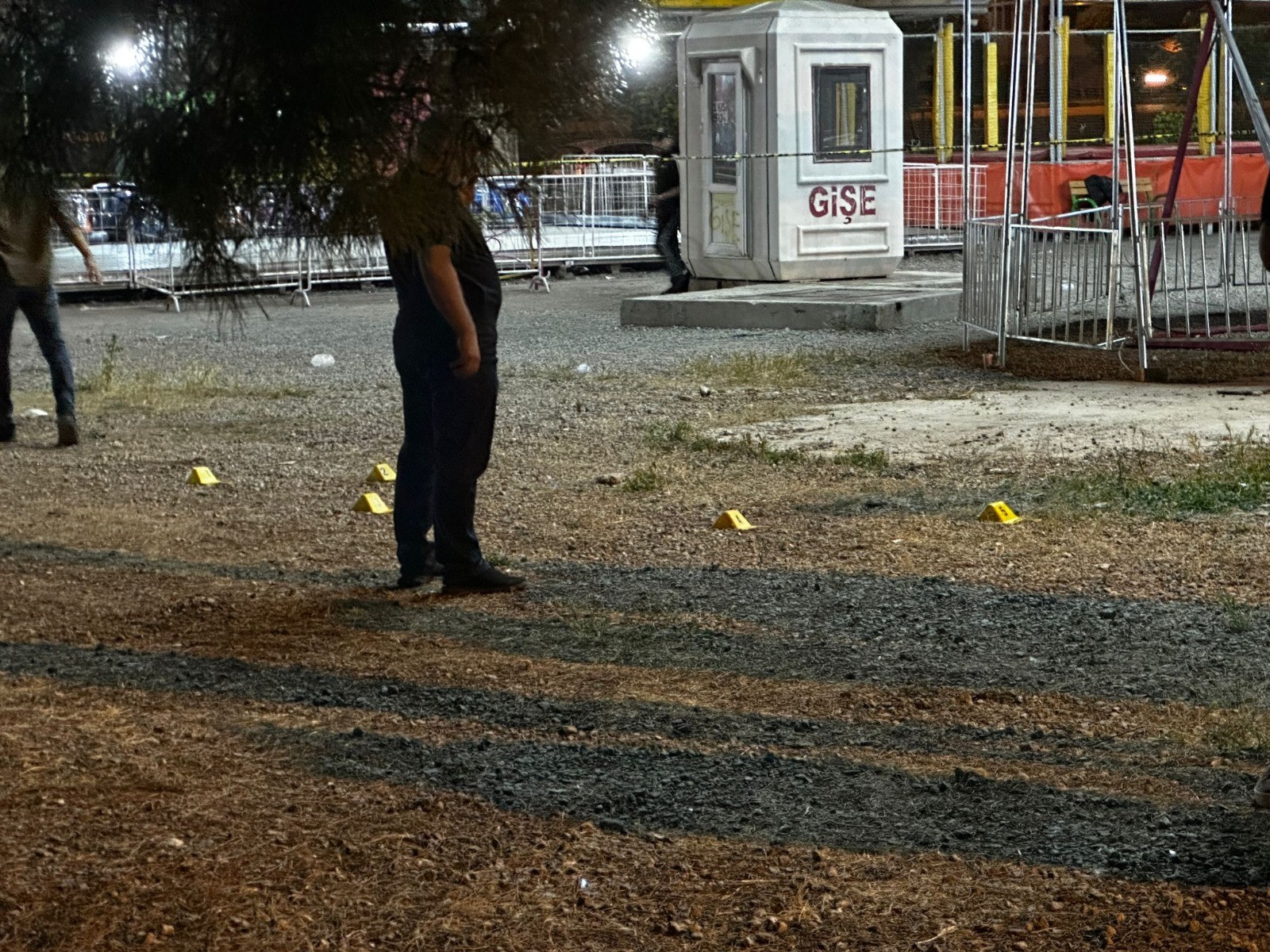 Lunaparkta Kan Aktı: 2 Ölü! Polisin kavgayı ayırmak için silahla bacaklarına ateş ettiği şahıs hayatını kaybetti