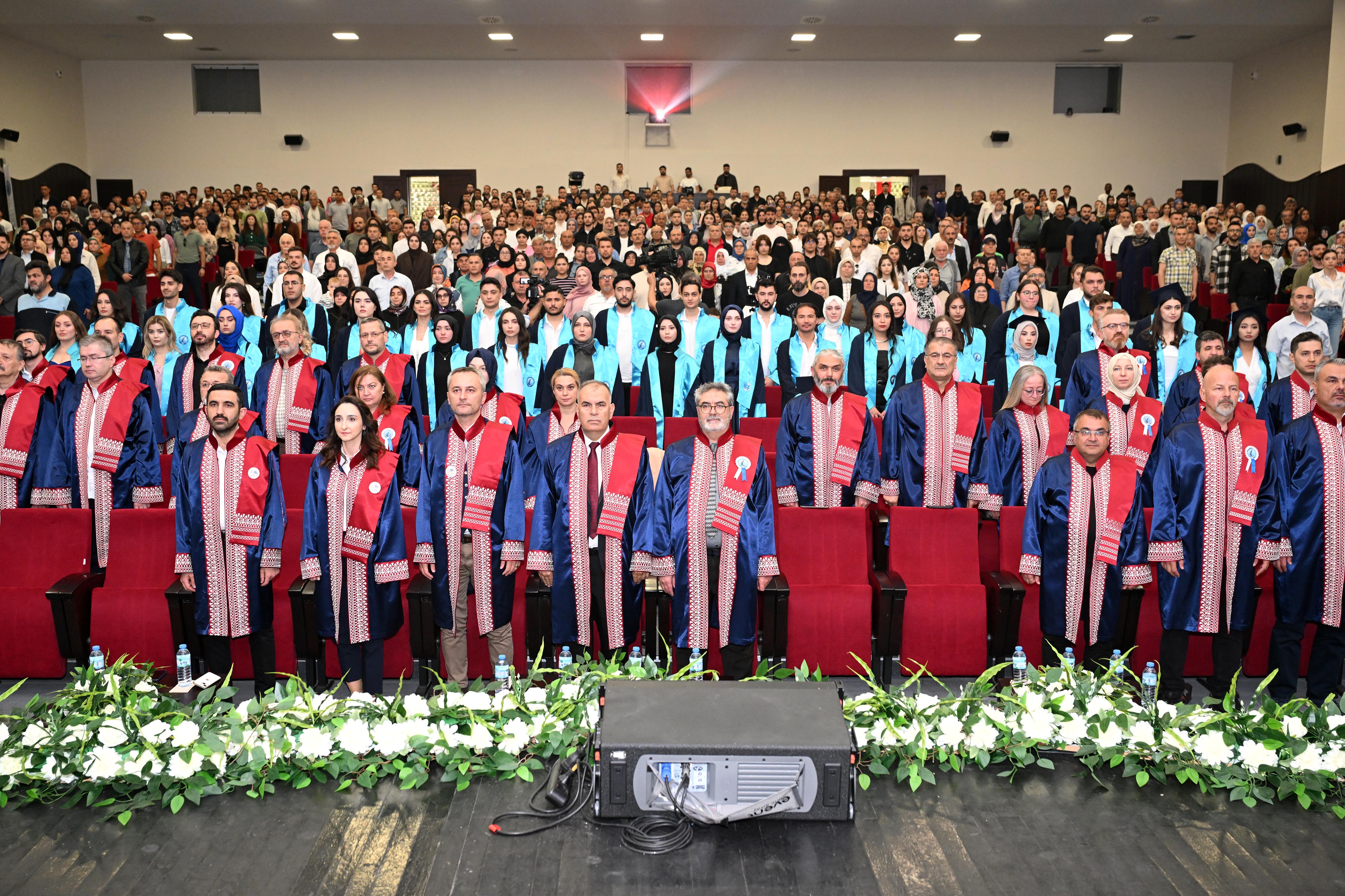 AKÜ İİBF Kuruluşunun 50. Yılında Mezunlarını Geleceğe Uğurladı