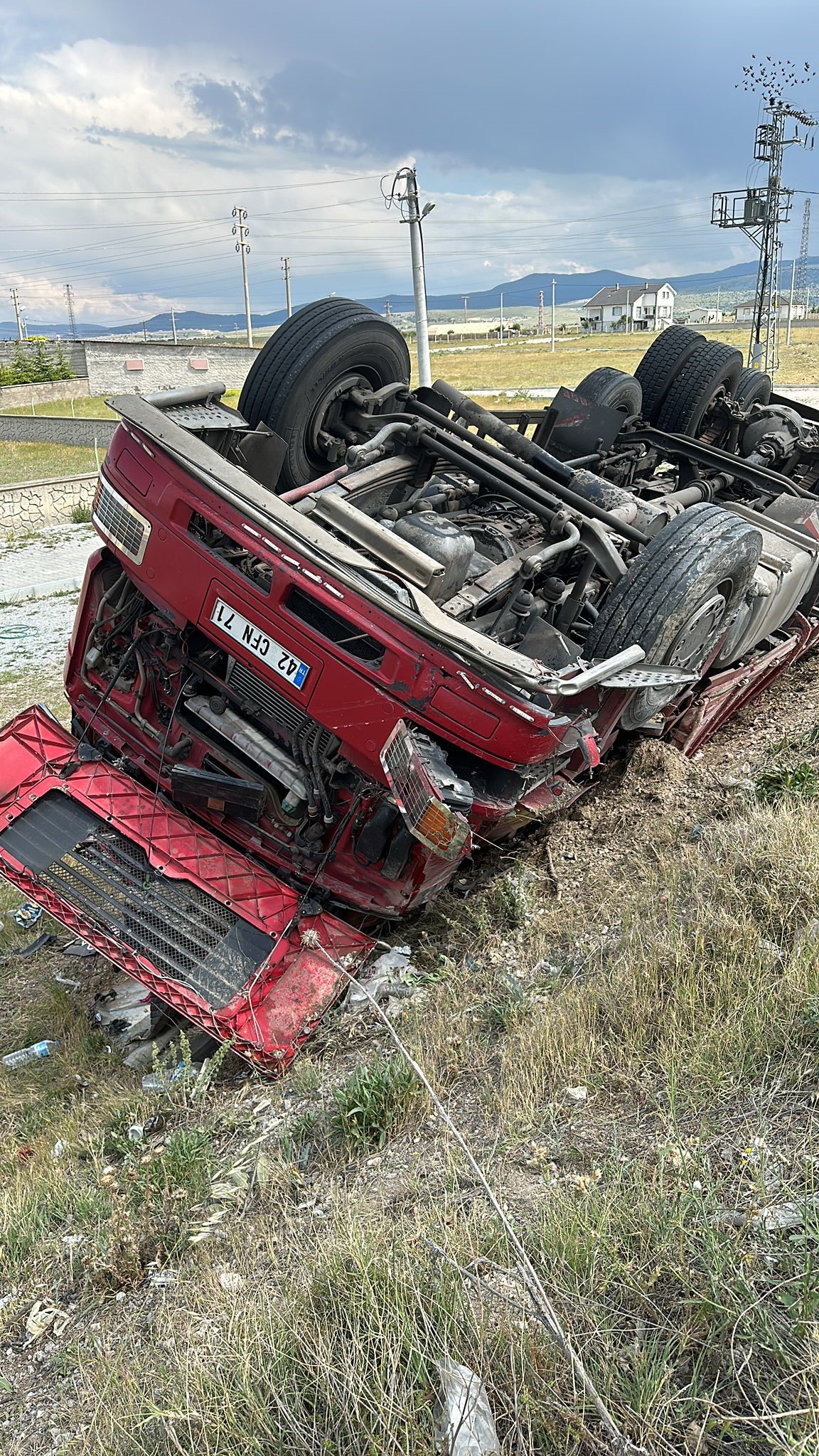 Afyon'da Feci Kaza: 1 Yaralı... Makine yüklü kamyon devrildi, sürücüsü yaralandı