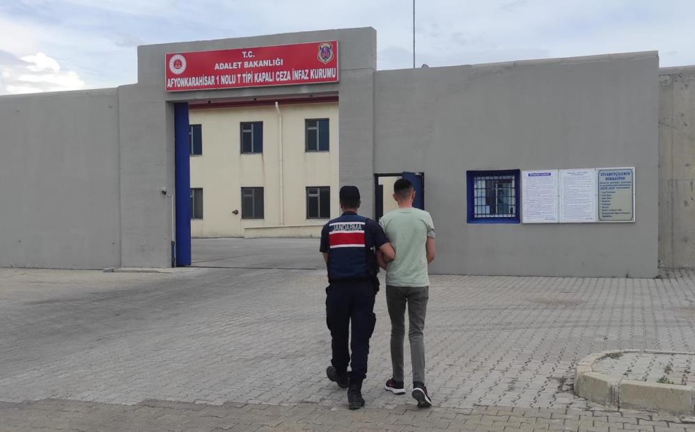 Afyonkarahisar’da Kaçak Şahıs Yakalandı: 6 yıl 1 ay 2 gün hapis cezası ile aranıyordu