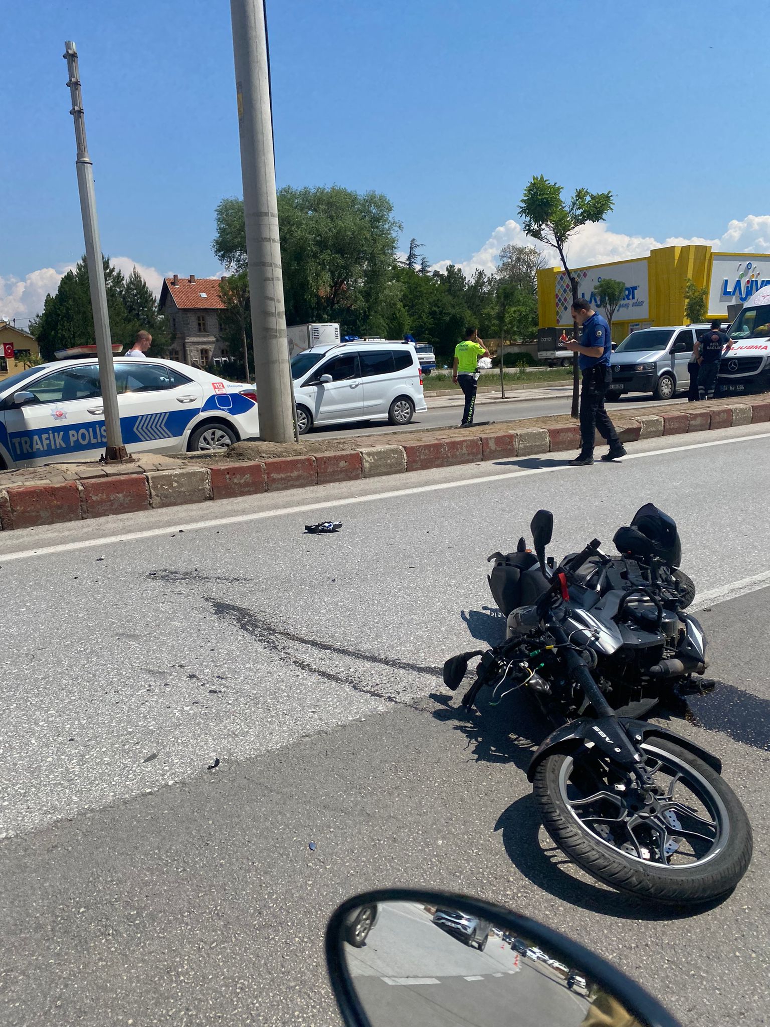 Atatürk Caddesinde Kaza Motosiklet Sürücüsü Yaralandı