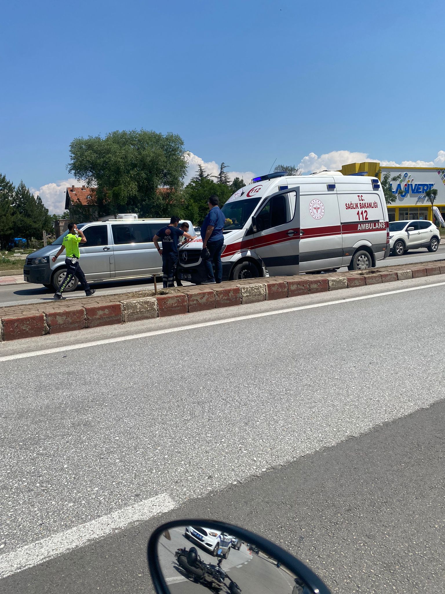 Atatürk Caddesinde Kaza Motosiklet Sürücüsü Yaralandı