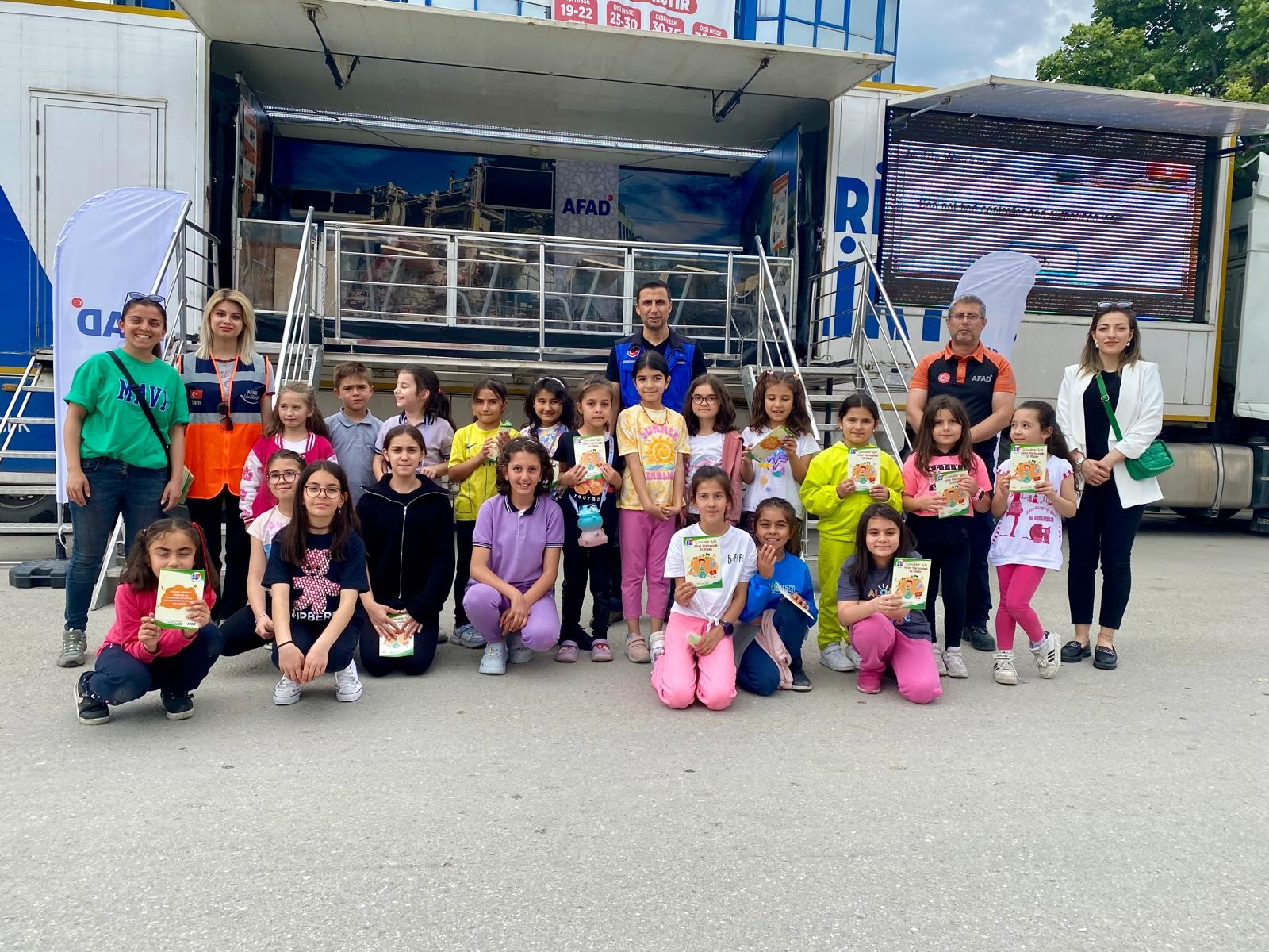 ‘Deprem Simülasyon Tırı’  Afyonkarahisar'da gençlere tanıtıldı