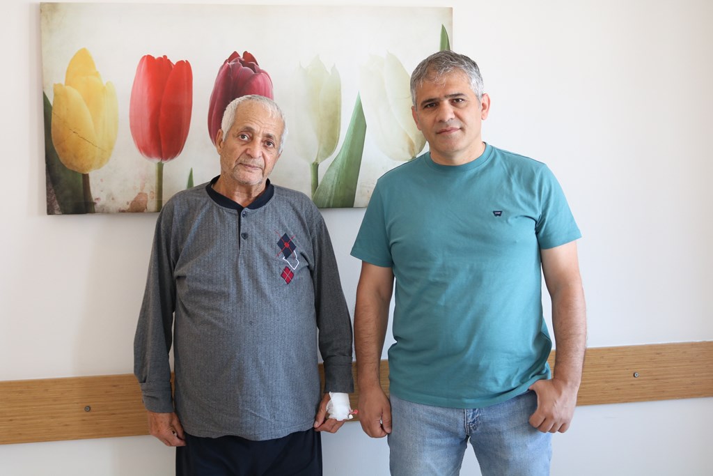 FUAR HASTANESİ'NDE HASTAYA YAPAY DAMAR TAKILDI