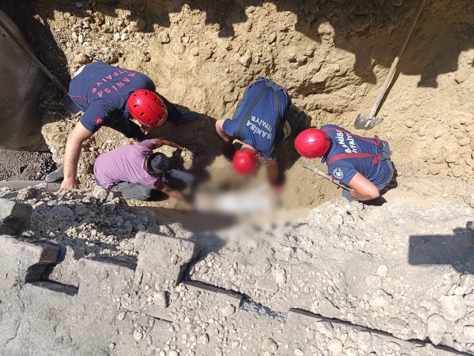 OSB’de Göçük: 1 Ölü     Toprak kayması sonucu göçük altında kalan işçi hayatını kaybetti